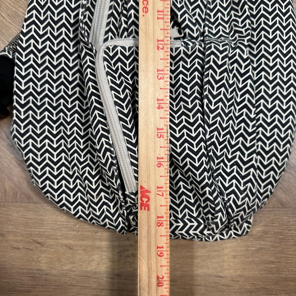 KAVU Rope Bag Black White Chevron Geometric Sling Backpack Canvas Crossbody - Picture 5 of 7